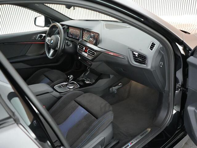 BMW 1-SERIE M135i 306pk xDrive |M-sportpakket pro|pano|Harman&Kardon|head-up|Apple Carplay|parkeercamra|stoel & stuurwiel verwarming|19" LMV|