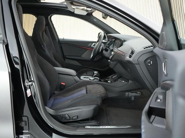 BMW 1-SERIE M135i 306pk xDrive |M-sportpakket pro|pano|Harman&Kardon|head-up|Apple Carplay|parkeercamra|stoel & stuurwiel verwarming|19" LMV|