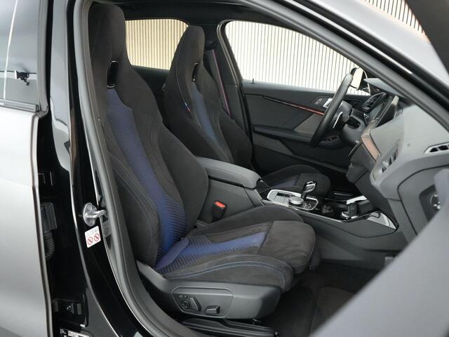 BMW 1-SERIE M135i 306pk xDrive |M-sportpakket pro|pano|Harman&Kardon|head-up|Apple Carplay|parkeercamra|stoel & stuurwiel verwarming|19" LMV|