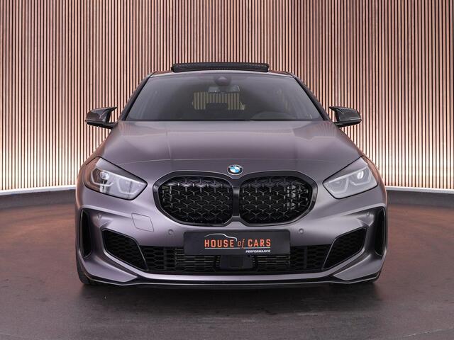 BMW 1-SERIE M135i 306pk xDrive |M-sportpakket pro|pano|Harman&Kardon|head-up|Apple Carplay|parkeercamra|stoel & stuurwiel verwarming|19" LMV|