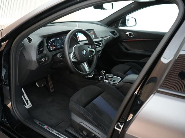 BMW 1-SERIE M135i 306pk xDrive |M-sportpakket pro|pano|Harman&Kardon|head-up|Apple Carplay|parkeercamra|stoel & stuurwiel verwarming|19" LMV|
