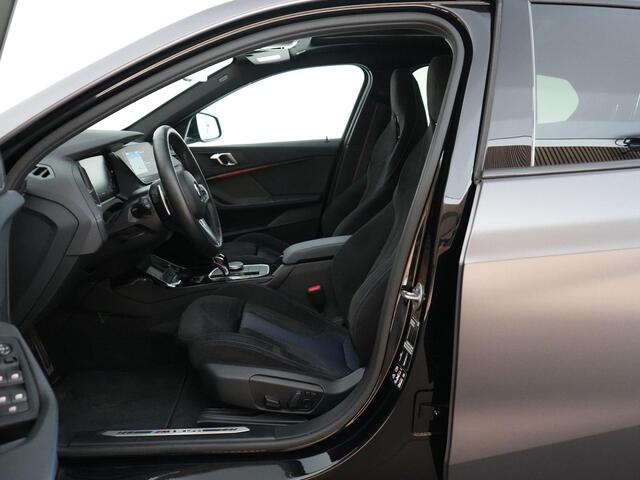 BMW 1-SERIE M135i 306pk xDrive |M-sportpakket pro|pano|Harman&Kardon|head-up|Apple Carplay|parkeercamra|stoel & stuurwiel verwarming|19" LMV|