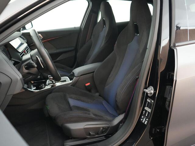 BMW 1-SERIE M135i 306pk xDrive |M-sportpakket pro|pano|Harman&Kardon|head-up|Apple Carplay|parkeercamra|stoel & stuurwiel verwarming|19" LMV|