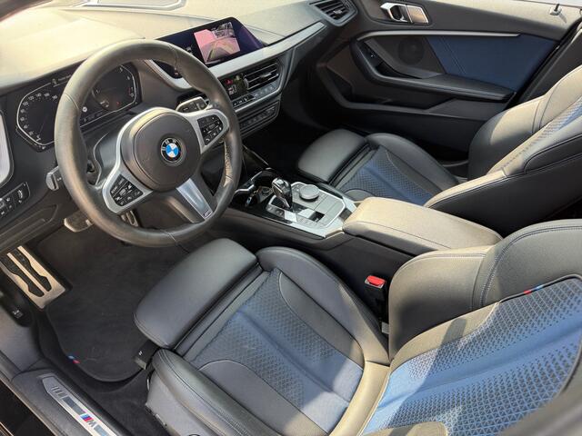 BMW 1-SERIE 118i M Sport Aut- Panoramadak, Carplay, Android Auto, Sfeerverlichting, Camera, Xenon Led