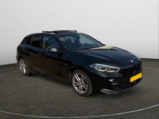 BMW 1-SERIE 118i M Sport Aut- Panoramadak, Carplay, Android Auto, Sfeerverlichting, Camera, Xenon Led