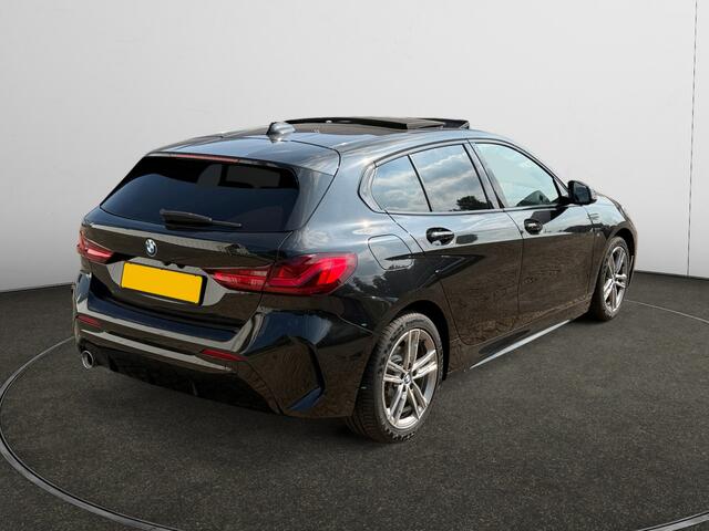 BMW 1-SERIE 118i M Sport Aut- Panoramadak, Carplay, Android Auto, Sfeerverlichting, Camera, Xenon Led