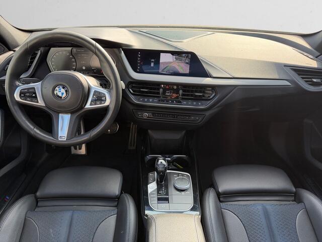 BMW 1-SERIE 118i M Sport Aut- Panoramadak, Carplay, Android Auto, Sfeerverlichting, Camera, Xenon Led
