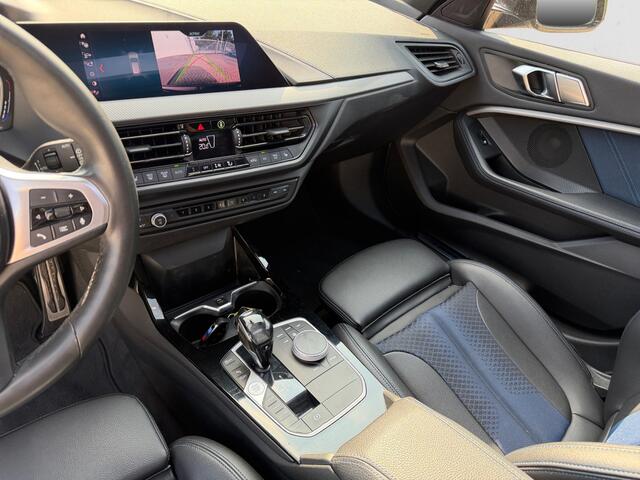 BMW 1-SERIE 118i M Sport Aut- Panoramadak, Carplay, Android Auto, Sfeerverlichting, Camera, Xenon Led