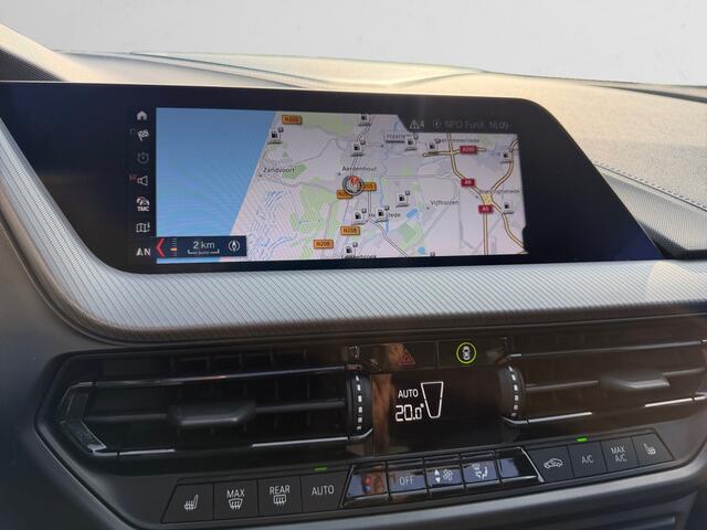 BMW 1-SERIE 118i M Sport Aut- Panoramadak, Carplay, Android Auto, Sfeerverlichting, Camera, Xenon Led