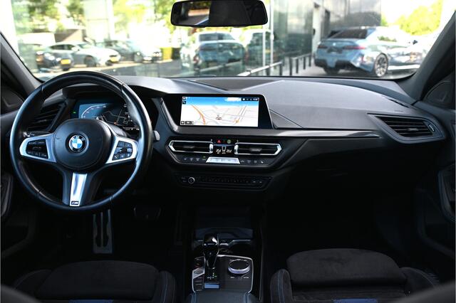BMW 1-SERIE 118i Executive M Sport Automaat / Panoramadak / M Sportstoelen / Comfort Access / Live Cockpit Professional