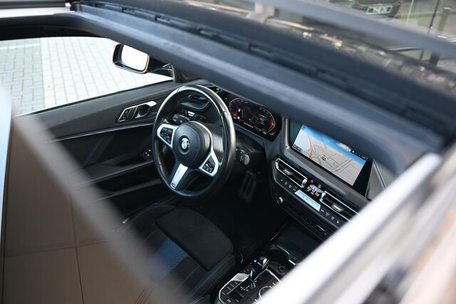 BMW 1-SERIE 118i Executive M Sport Automaat / Panoramadak / M Sportstoelen / Comfort Access / Live Cockpit Professional