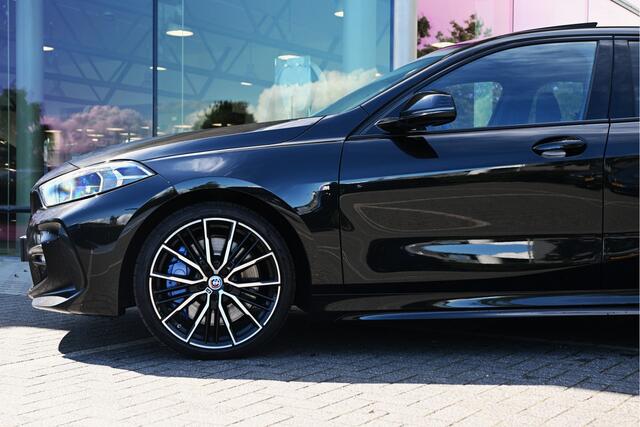BMW 1-SERIE 118i Executive M Sport Automaat / Panoramadak / M Sportstoelen / Comfort Access / Live Cockpit Professional