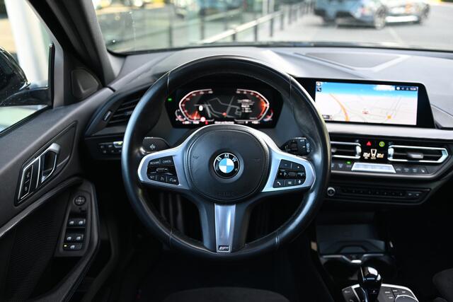 BMW 1-SERIE 118i Executive M Sport Automaat / Panoramadak / M Sportstoelen / Comfort Access / Live Cockpit Professional