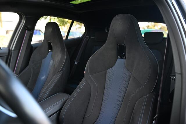 BMW 1-SERIE 118i Executive M Sport Automaat / Panoramadak / M Sportstoelen / Comfort Access / Live Cockpit Professional
