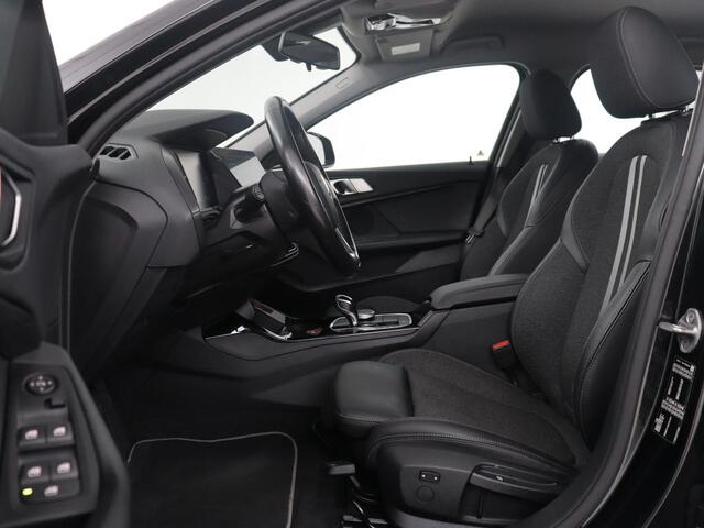 BMW 1-SERIE 118i Business Edition | Half leder | Cruise control | Stoelverwarming | Navigatie | Carplay | Park assist | Climate control | Virtual dashboard | 17" velgen