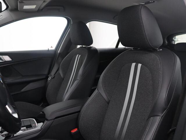 BMW 1-SERIE 118i Business Edition | Half leder | Cruise control | Stoelverwarming | Navigatie | Carplay | Park assist | Climate control | Virtual dashboard | 17" velgen