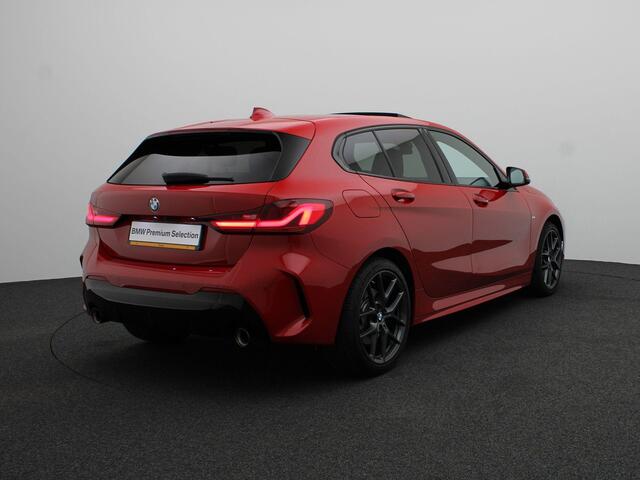 BMW 1-SERIE 5-deurs 120i Innovation Pack | Comfort Pack | Travel Pack | Stuurwielrand Verwarmd | Panoramadak | Elektrisch Verstelbare Sportstoelen | Head-Up Display | DAB | 18''