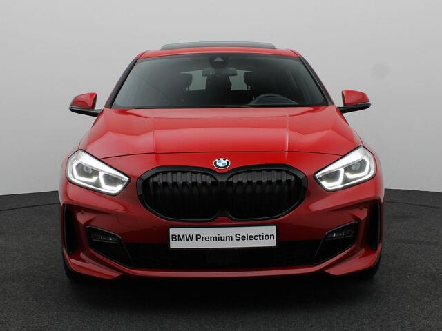 BMW 1-SERIE 5-deurs 120i Innovation Pack | Comfort Pack | Travel Pack | Stuurwielrand Verwarmd | Panoramadak | Elektrisch Verstelbare Sportstoelen | Head-Up Display | DAB | 18''
