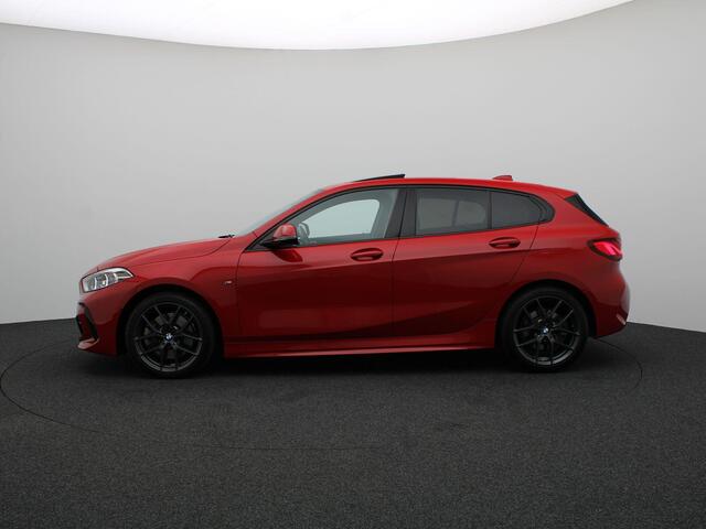 BMW 1-SERIE 5-deurs 120i Innovation Pack | Comfort Pack | Travel Pack | Stuurwielrand Verwarmd | Panoramadak | Elektrisch Verstelbare Sportstoelen | Head-Up Display | DAB | 18''