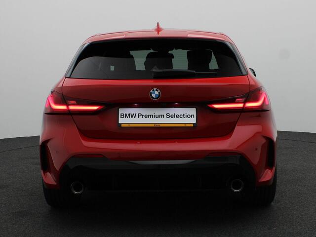 BMW 1-SERIE 5-deurs 120i Innovation Pack | Comfort Pack | Travel Pack | Stuurwielrand Verwarmd | Panoramadak | Elektrisch Verstelbare Sportstoelen | Head-Up Display | DAB | 18''