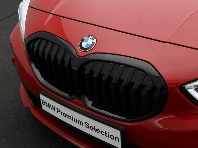 BMW 1-SERIE 5-deurs 120i Innovation Pack | Comfort Pack | Travel Pack | Stuurwielrand Verwarmd | Panoramadak | Elektrisch Verstelbare Sportstoelen | Head-Up Display | DAB | 18''