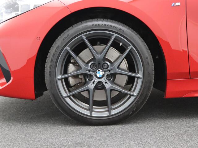 BMW 1-SERIE 5-deurs 120i Innovation Pack | Comfort Pack | Travel Pack | Stuurwielrand Verwarmd | Panoramadak | Elektrisch Verstelbare Sportstoelen | Head-Up Display | DAB | 18''