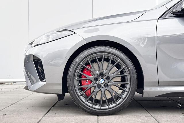 BMW 1-SERIE 120 M Sport M-Sport Pro / 19inch / Glazendak / Stoelverwarming / Getinte Ramen / Harman Kardon / Comfort Acces