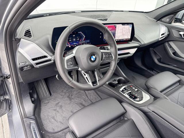 BMW 1-SERIE 120 M Sport M-Sport Pro / 19inch / Glazendak / Stoelverwarming / Getinte Ramen / Harman Kardon / Comfort Acces
