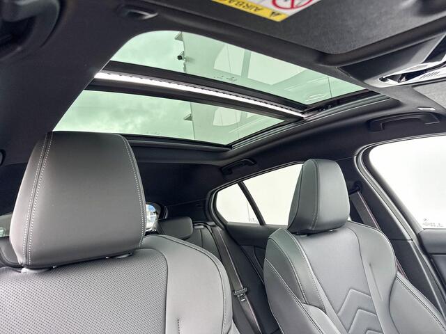 BMW 1-SERIE 120 M Sport M-Sport Pro / 19inch / Glazendak / Stoelverwarming / Getinte Ramen / Harman Kardon / Comfort Acces