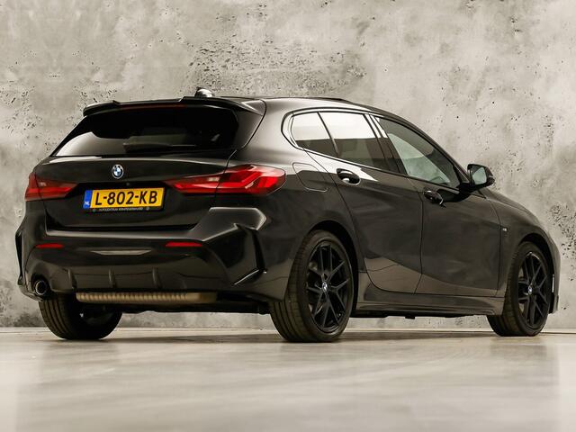 BMW 1-SERIE 118i M Sport Automaat (PANORAMADAK, M PAKKET, DEALER ONDERHOUDEN, STUUR/STOELVERWARMING, CAMERA, BRUIN LEDER, SPOILER, BLACK PACK, SFEERVERLICHTING, NIEUWSTAAT)