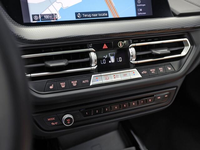 BMW 1-SERIE 118i M Sport Automaat (PANORAMADAK, M PAKKET, DEALER ONDERHOUDEN, STUUR/STOELVERWARMING, CAMERA, BRUIN LEDER, SPOILER, BLACK PACK, SFEERVERLICHTING, NIEUWSTAAT)