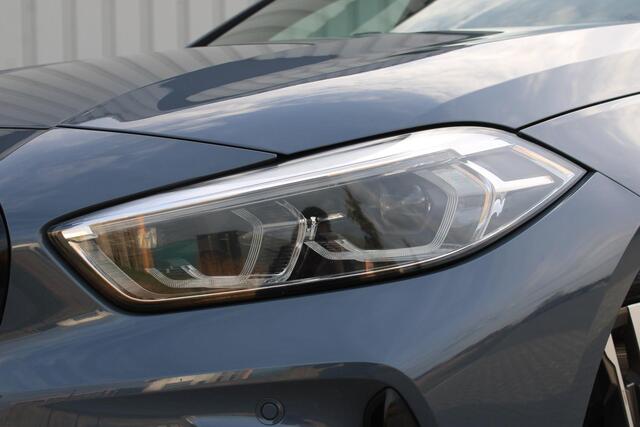 BMW 1-SERIE 118i High Executive M-sport | Incl. 12 maanden garantie | Cruise control | Kuipstoelen | Schuif/kantel dak | Climate control | Apple carplay | Navigatie | DAB radio | Harman/Kardon |