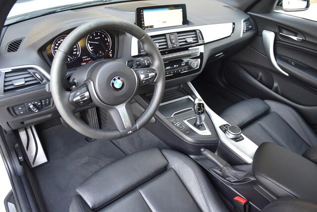 BMW 1-SERIE 118i Edition M Sport Shadow High Exe * Schuifdak * 19'' Performance Wielen * Lichtpakket * Privacy glas *