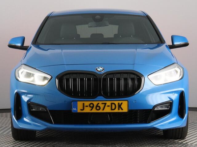 BMW 1-SERIE 118i High Executive M-Sport (NL-Auto / Virtual Display / Cruise / Carplay / Sfeerverlichting / Navi)