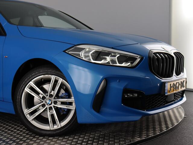 BMW 1-SERIE 118i High Executive M-Sport (NL-Auto / Virtual Display / Cruise / Carplay / Sfeerverlichting / Navi)