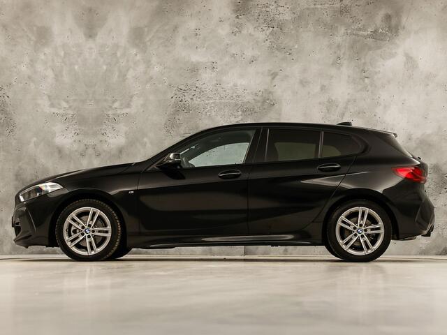 BMW 1-SERIE 118i M Sport Automaat (APPLE CARPLAY, M PAKKET, GROOT NAVI, LEDER, SPORTSTOELEN, SFEERVERLICHTING, GETINT GLAS, NIEUWSTAAT)