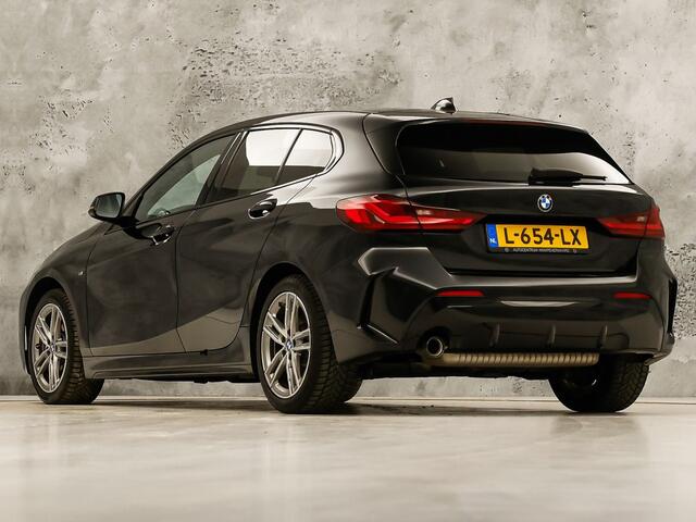 BMW 1-SERIE 118i M Sport Automaat (APPLE CARPLAY, M PAKKET, GROOT NAVI, LEDER, SPORTSTOELEN, SFEERVERLICHTING, GETINT GLAS, NIEUWSTAAT)
