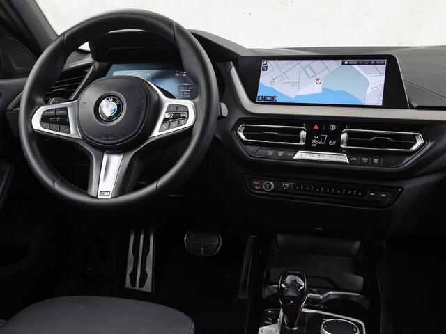 BMW 1-SERIE 118i M Sport Automaat (APPLE CARPLAY, M PAKKET, GROOT NAVI, LEDER, SPORTSTOELEN, SFEERVERLICHTING, GETINT GLAS, NIEUWSTAAT)