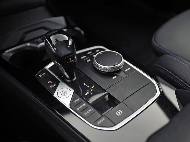 BMW 1-SERIE 118i M Sport Automaat (APPLE CARPLAY, M PAKKET, GROOT NAVI, LEDER, SPORTSTOELEN, SFEERVERLICHTING, GETINT GLAS, NIEUWSTAAT)