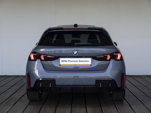 BMW 1-SERIE 120 | M Sportpakket Pro | Premium Pack | Comfort Access | Stuurwielrand verwarmd | Panoramadak | Sportstoelen | 18 inch