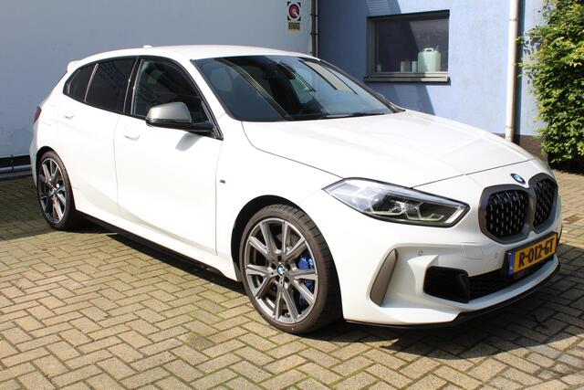BMW 1-SERIE M135i xDrive High Executive | Incl. 12 maanden Garantie | Akrapovic uitlaatsysteem | Dealer onderhouden | Stoelverwarming | Cruise controle | Apple CarPlay/Android Auto | Keyless start | Schakelflippers | Climate controle | Navigatie | Parkeersensoren V+A | Half lederen bekleding |