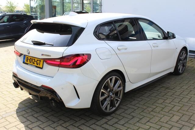 BMW 1-SERIE M135i xDrive High Executive | Incl. 12 maanden Garantie | Akrapovic uitlaatsysteem | Dealer onderhouden | Stoelverwarming | Cruise controle | Apple CarPlay/Android Auto | Keyless start | Schakelflippers | Climate controle | Navigatie | Parkeersensoren V+A | Half lederen bekleding |