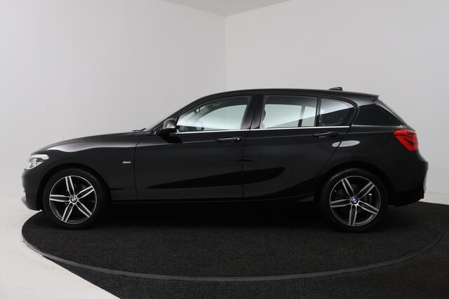 BMW 1-SERIE 118i High Executive (CAMERA, STOELVERWARMING, NAVIGATIE, CRUISE CONTROL)