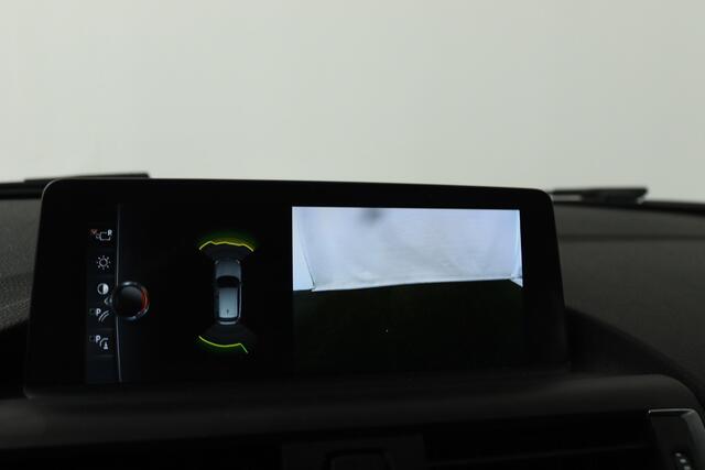 BMW 1-SERIE 118i High Executive (CAMERA, STOELVERWARMING, NAVIGATIE, CRUISE CONTROL)