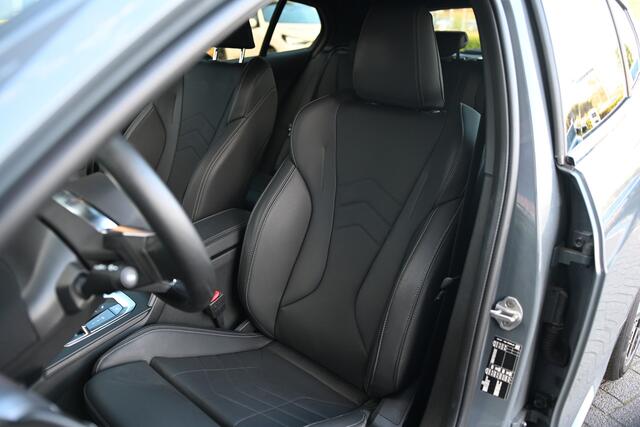 BMW 1-SERIE 120 M Sport Automaat / Sportstoelen / Achteruitrijcamera / Stoelverwarming / PDC / Stuurverwarming