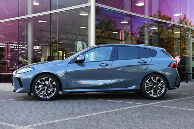 BMW 1-SERIE 120 M Sport Automaat / Sportstoelen / Achteruitrijcamera / Stoelverwarming / PDC / Stuurverwarming