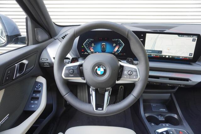 BMW 1-SERIE 120 | M Sportpakket Pro | 19 inch LM M Y-spaak | Glazen panoramadak | Extra getint glas | Parking Assistant Plus | Harman Kardon HiFi Sound system