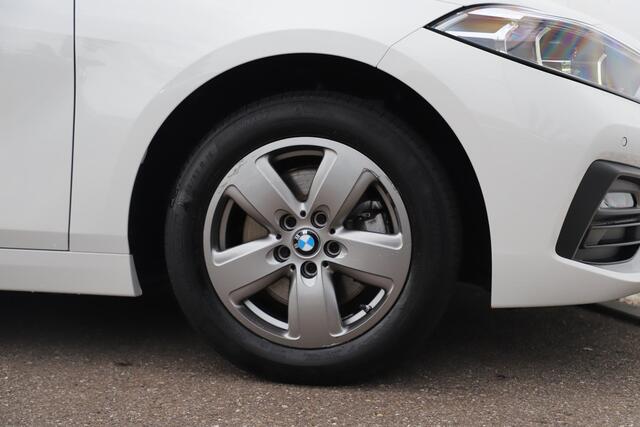 BMW 1-SERIE 116i Lesauto ! Sportstoelen Navigatie LED Carplay Android Parkeersensoren Climate Cruise Control LMV