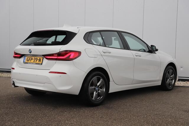 BMW 1-SERIE 116i Lesauto ! Sportstoelen Navigatie LED Carplay Android Parkeersensoren Climate Cruise Control LMV