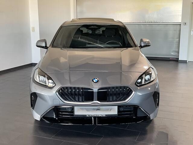BMW 1-SERIE 120 M-SPORT ** LED, TREKH, PANORAMA, 19-inch LMV, ACC, M-ONDERST, EL. A-KLEP ** 1e EIG - Ex BMW-AG ** ** INFORMEER OOK NAAR ONZE AANTREKKELIJKE FINANCIAL-LEASE TARIEVEN **